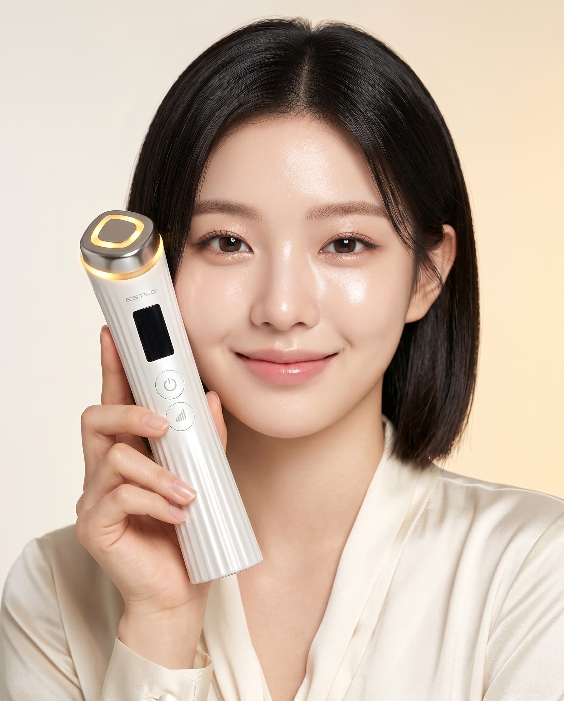 모델이 YELLOW LED가 점등된 AURORA 디바이스를 얼굴 옆에 들고 있는 모습
